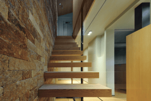Decoración interior con escaleras de madera
